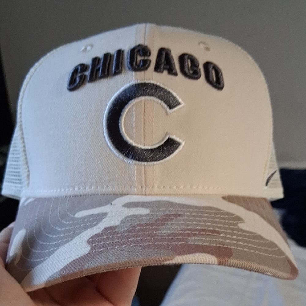 NWT Chicago Cubs Snapback Trucker Hat